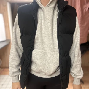 Svart dunväst - Snygg svart dunväst med dragkedja framtill. Perfekt för lager-på-lager under kyliga dagar. Västen har en klassisk design med två praktiska fickor. Aldrig använd. Köpt på Zara för 799kr✨☺️