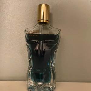 John Gustav Amaze  - John Gustav amaze är en tropisk doft som liknar Jean Paul Gaultiers le baeu, denna doft har kokosnöt, ananas och trä. Går inte att få tag på i Sverige längre. Cirka 80-85ml kvar. Presentation följer med! 