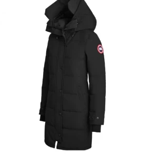 Canada Goose Shelburne 2XL (Black label)  - Säljer en svart lång dunjacka från Canada Goose med huva och dragkedja (Black label)     (Ordinarie pris 11500kr) 