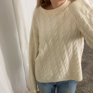 Stickad tröja - Krämvit stickad tröja från hm i bra skick!