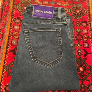 Mörkblå jeans från Jacob Cohën - Säljer ett par Jacob Cohen jeans i storlek W32 | Mitt pris: 1300kr | Skriv om ni har några funderingar😁