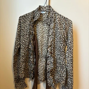 Leopard blus  - Jättesnygg leopard blus med knytning fram. Säljes pga för liten för mig. Storlek S.