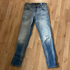 Jack&Jones Jeans - Säljer dessa riktigt feta Jack&Jones jeans med goa slitningar och skön fade. Jeansen är i felfritt skick och nästan aldrig använda. Jeansen är i storlek 164/14Y. Säljer dessa jeans för väldigt bra pris, hör gärna av er vid funderingar. 