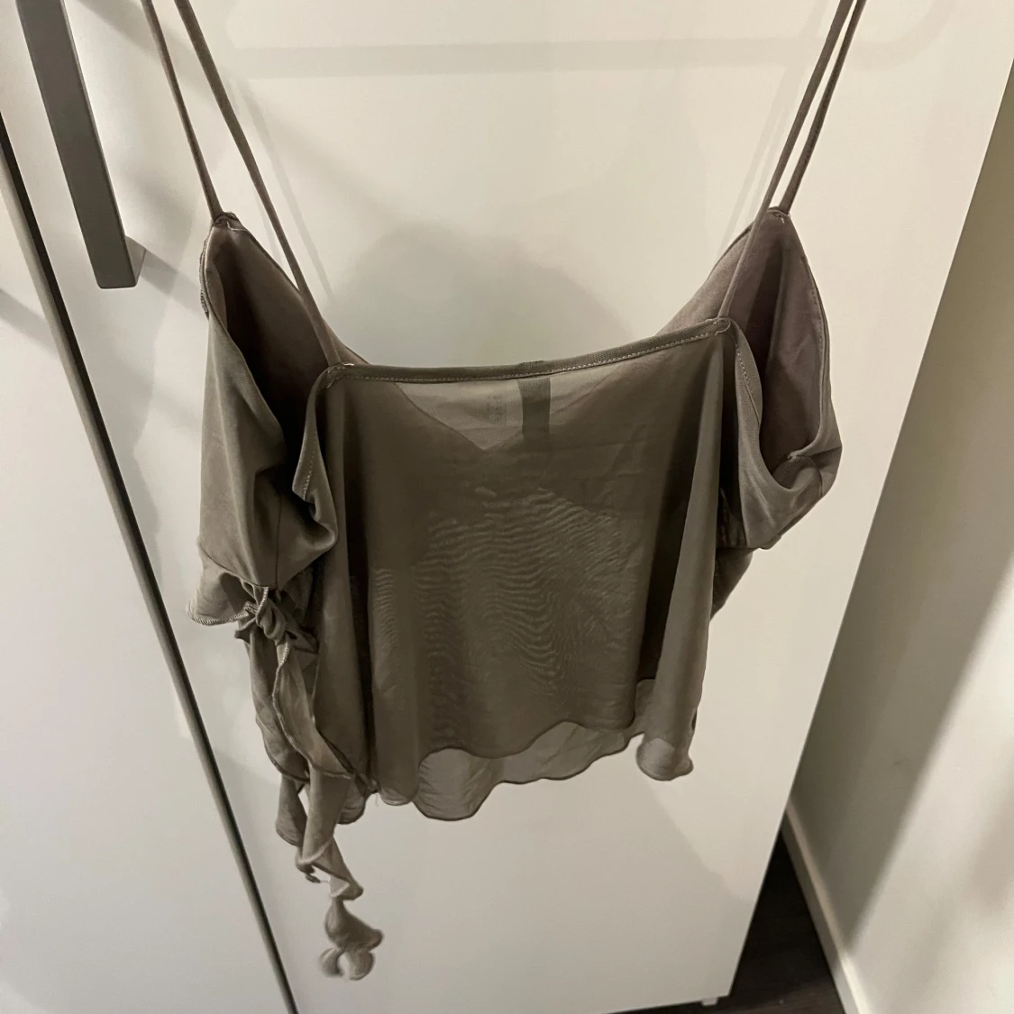 Olivgrön topp från Divided - 90