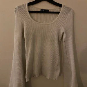 Vit ribbad tröja från SHEIN - Säljer en stilren vit ribbad tröja från SHEIN. Tröjan har utsvängda armar och en rund halsringning, perfekt för en avslappnad look. Passar bra till både jeans och kjol.