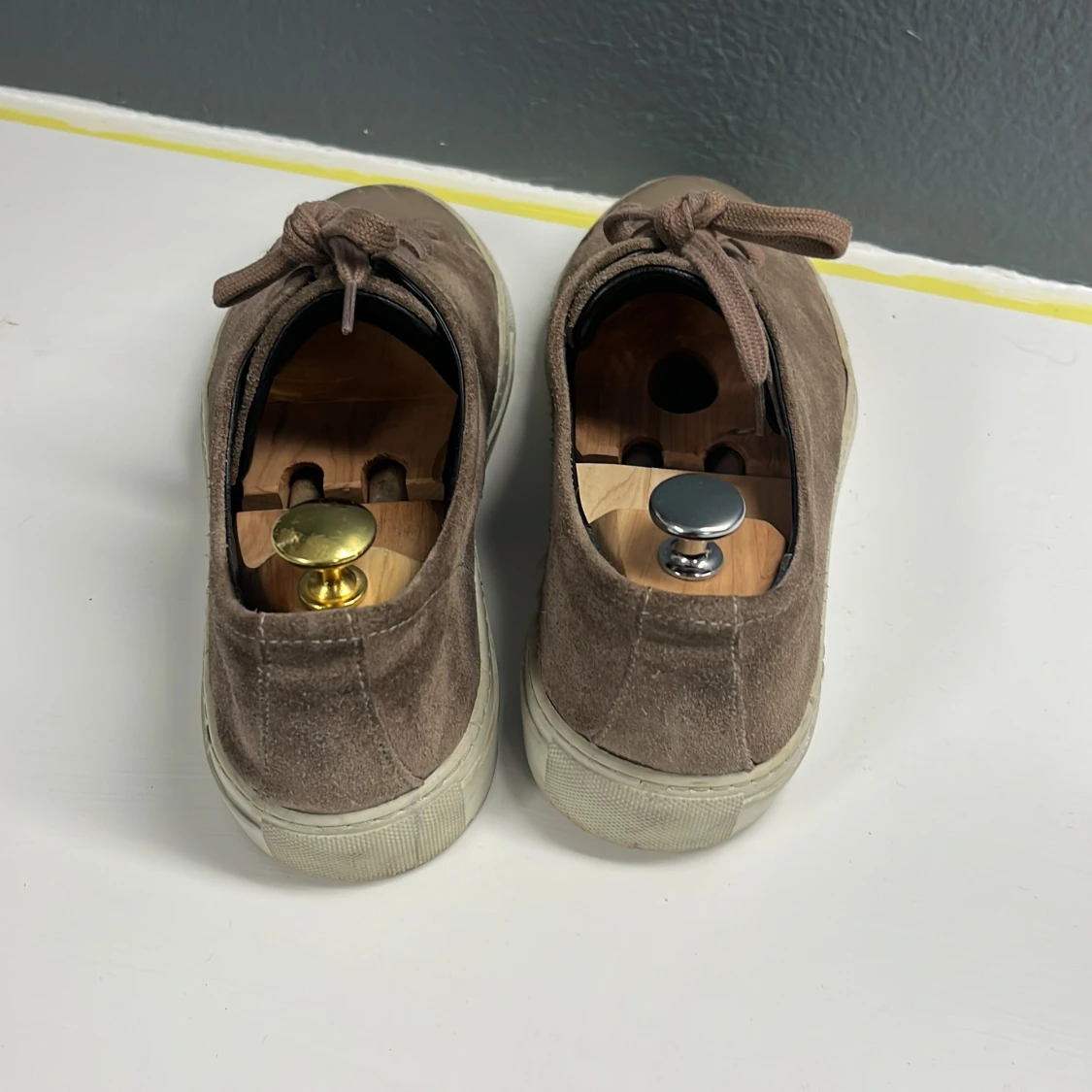 Bruna mockasneakers med snörning - 91