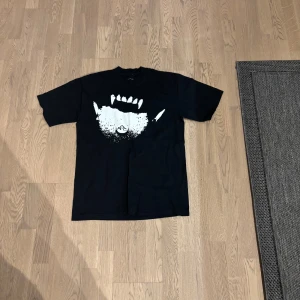 Ken carson agc merch - Tja säljer min ken carson a great chaos tröja som inte är min stil längre. Den är äkta och säljs inte längre, det gick bara att köpa den under en kort period. Storleken är M men skulle säga att den passar L. Har kvitto. 