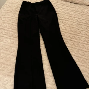 Svarta kostymbyxor från Bik Bok - Snygga svarta kostymbyxor från Bik Bok i storlek 34 petite. Raka ben med hög midja<3