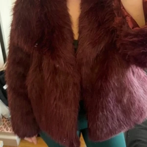 Pälsjacka - Säljer en snygg vinröd pälsjacka som är perfekt till vintern ❤️