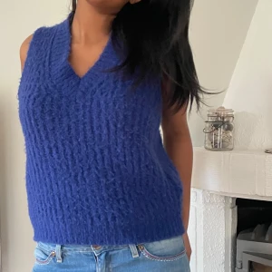 Blå stickad väst - Så snygg blå stickad väst med v-ringning. Köpt för länge sedan från DesignBySi men kommer inte till användning💔