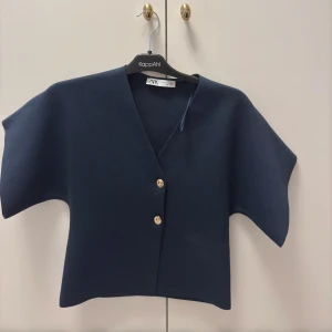 Zara blus - Super fin blus/tröja från Zara som aldrig är använd!