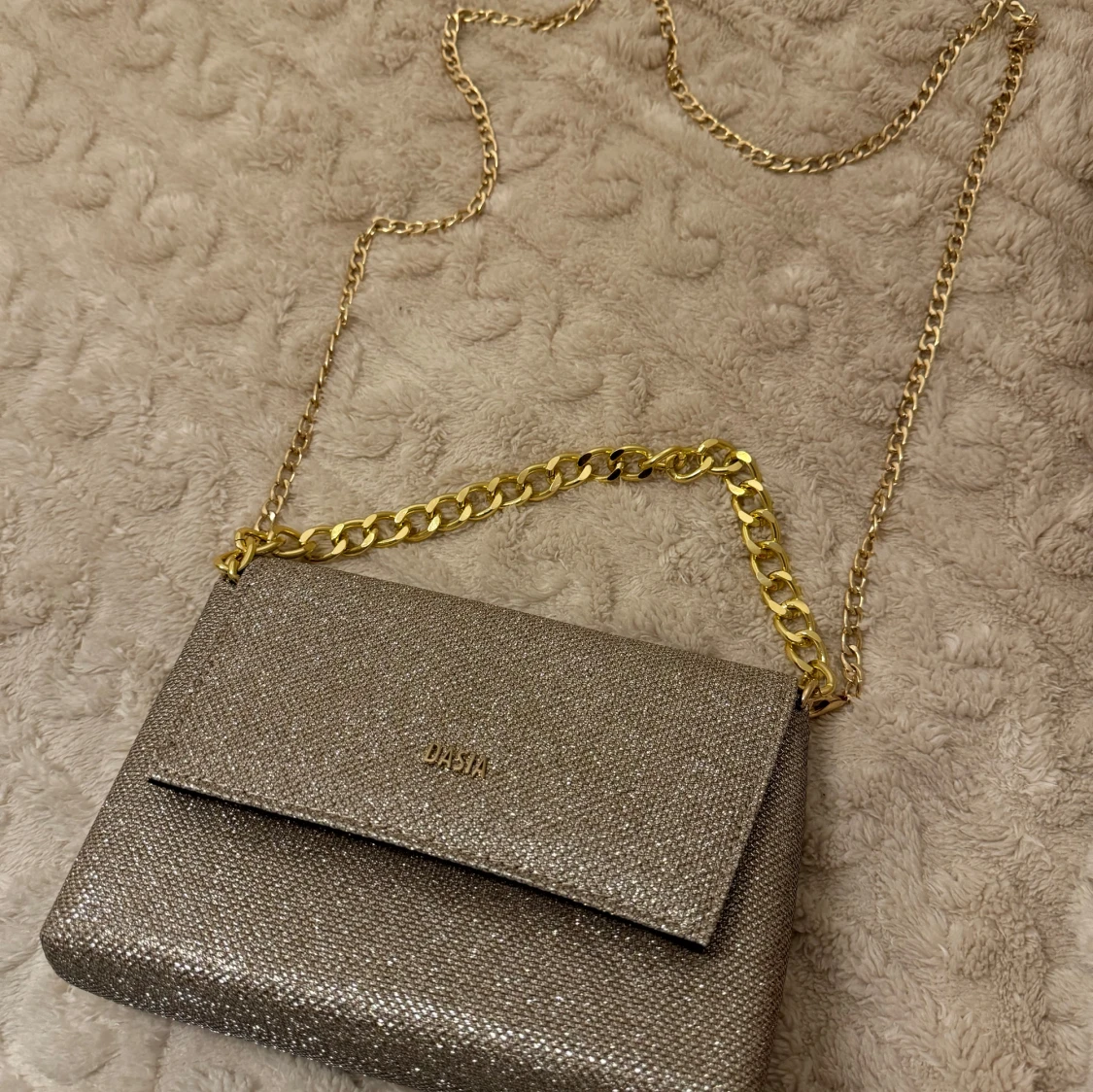 Glittrig väska i guld