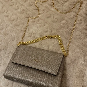 Glittrig väska i guld - Snygg guldglittrig väska med en elegant guldkedja<3