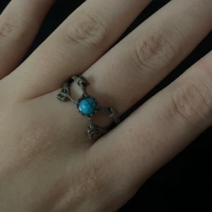 Ring med turkos sten - ❗️Tar endast emot Swish, skriv t mig vid köp ❗️Unik ring med en vacker turkos sten i mitten. Ringen har en antik finish med detaljerade mönster runt stenen. Perfekt för att ge en bohemisk touch till din stil.