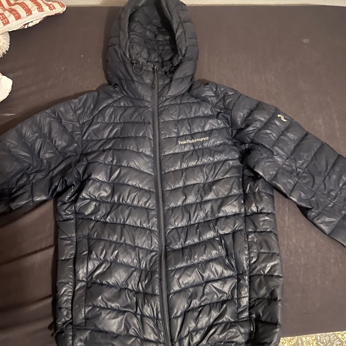 Mörkblå dunjacka från Peak Performance - 92