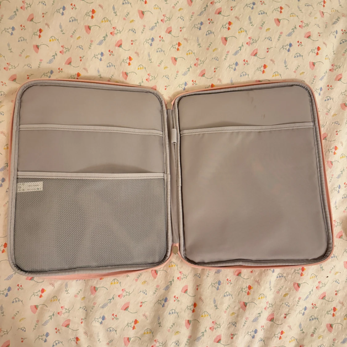 Rosa datorväska med dragkedja