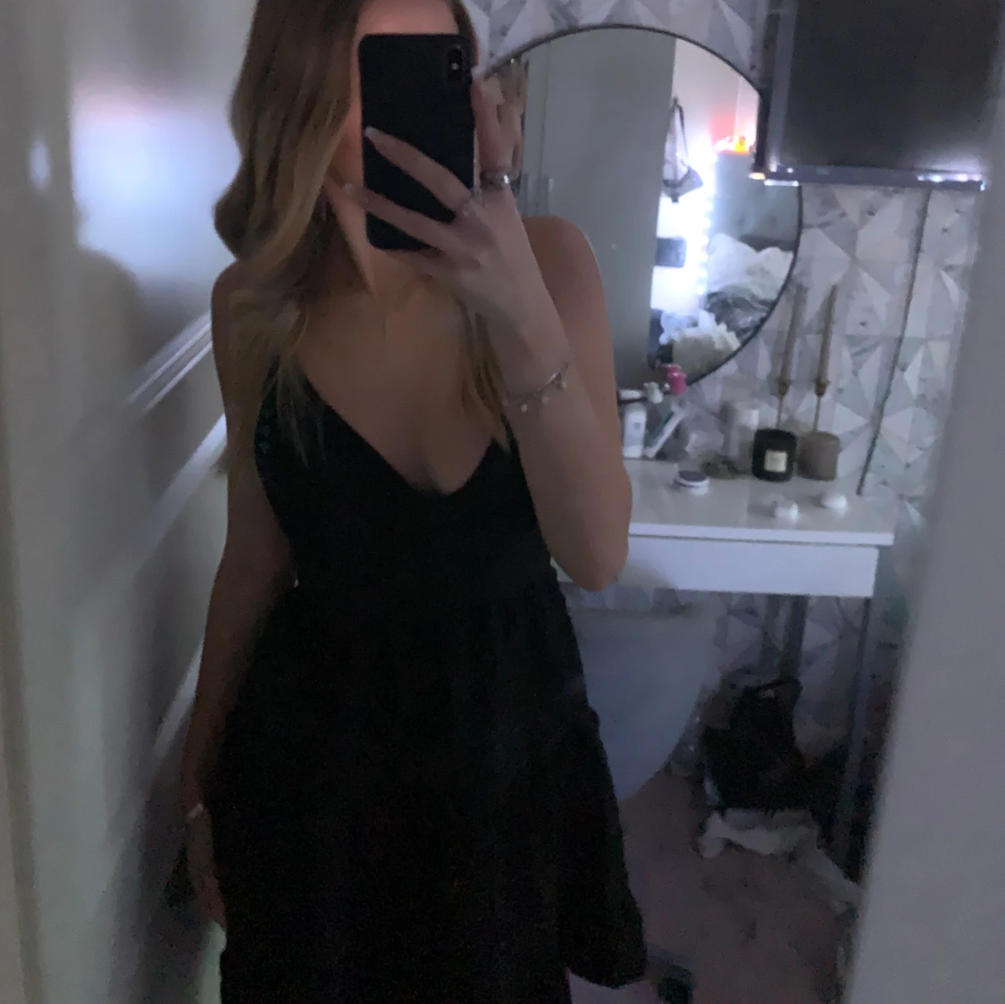 Svart klänning med volangdetaljer