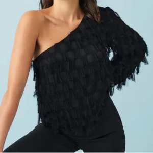 Svart oneshoulder topp med fransar - Säljer min off shoulder top från Gina andvänd några gånger❤️