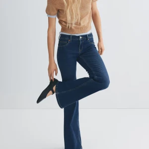 Low waist bootcut jeans - Snygga mörkblå bootcut jeans low waist med klassisk femficksdesign och knappgylf. Från Hm ursprungs pris 200kr i storlek 36/S köpta i höstas