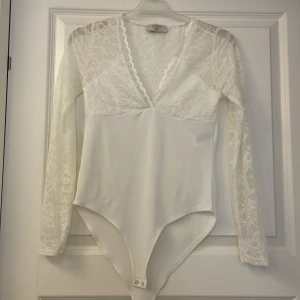 Vit body med spets - Endast använd en gång. Storlek small