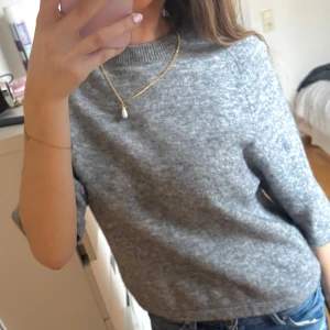Grå stickad tröja - Säljer min & other stories tröjaa då jag inte använt den på typ två år☺️☺️ 