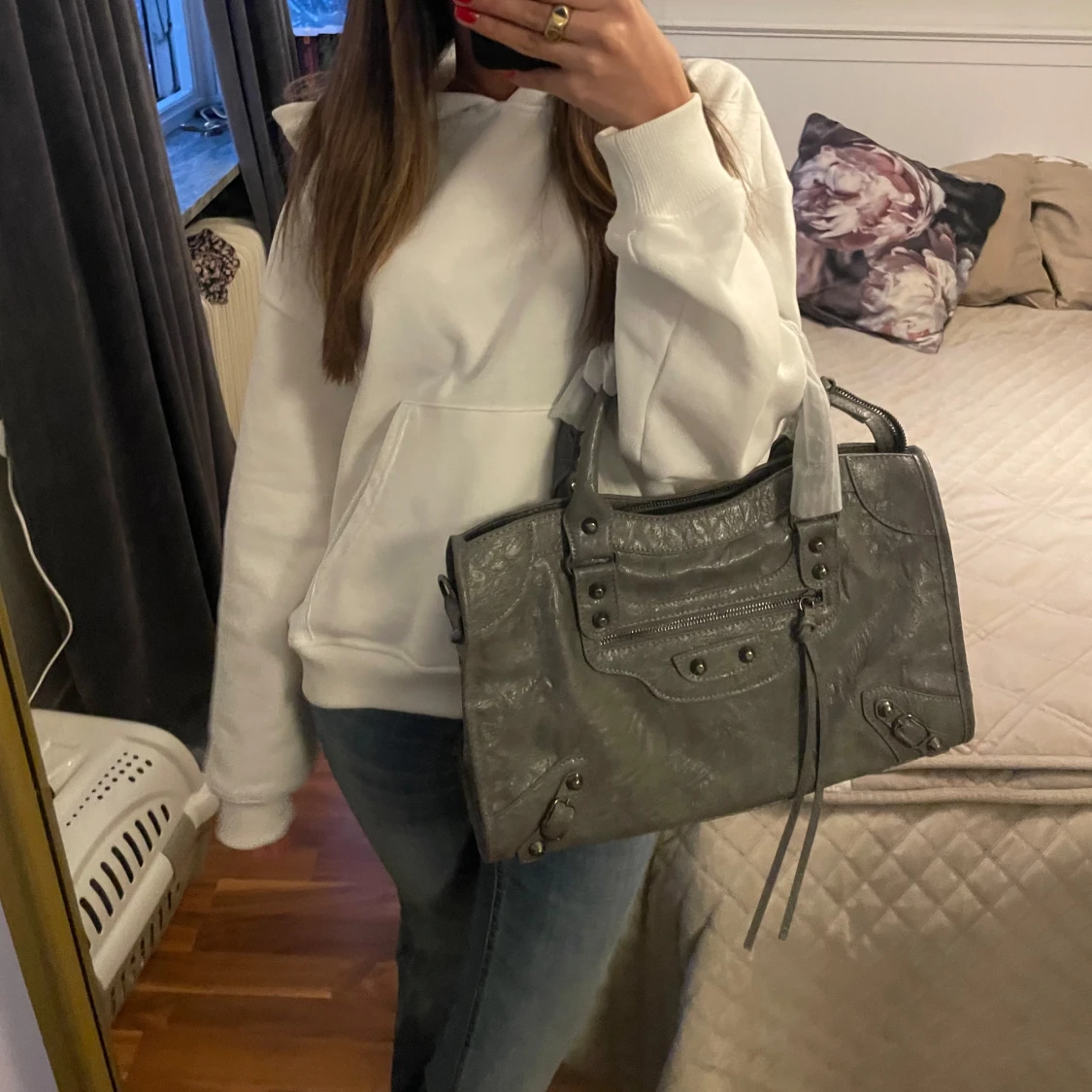 Grå axelväska med detaljer