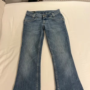 Blå jeans från Lee - Snygga blå, lågmidjade jeans från Lee. Lagom i längden på mig som är 160! Det står storlek 27-35 men vet inte riktigt vad det innebär. Skulle gissa att det är kanske eu34 eller w25-26. Midjemått mätt rakt över är 36,5 cm och innerbenslängden är 71 cm. Kan tyvärr inte ta bild med jeansen på då de är för små på mig. De är i jättebra skick!☺️