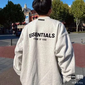 Essentials SS22 Relaxed Crewneck Light Oatmeal  - Säljer en grå sweatshirt från Fear of God Essentials med tryck på ryggen. Köpt på southsole på Emporia. Tröjan har en avslappnad passform och rund hals. Perfekt för en stilren och bekväm look.     Kvitto finns kvar 