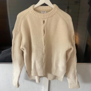  stickad tröja från Filippa K - Säljer min fina stickade tröja från Filippa K. Tröjan har ett unikt flätmönster framtill och ribbade kanter vid ärmslut och nederkant. Supersnygg, men kommer tyvärr inte till användning.😇