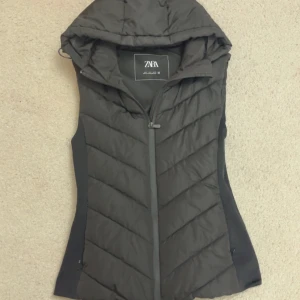 Zara väst - snygg svart dunväst från Zara med dragkedja och huva. säljer eftersom den inte är min stil. jättebra skick, har bara haft på mig den ungefär 4 ggr, priset kan diskuteras 💕