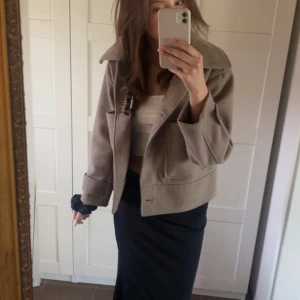 Kort kappa - En fin kort kappa från Kappahl i ljusbrun, den är i bra skick och köptes för något år sedan för 900kr i butik 💕 använd sparsamt och perfekt till våren och hösten 😍