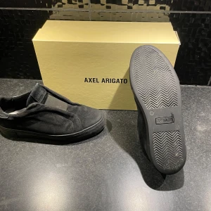 Axel Arigato 360  - Tja säljer ett par snygga svarta sneakers från Axel Arigato i mocka då de inte kommer till användning köpt på arigatos hemsida man får med kvitto, dustbag, stickers. Skick 6/10 för de är lite skitiga men ge dom en tvätt och fina till dom så är de ett par stillrena dojjor🙃