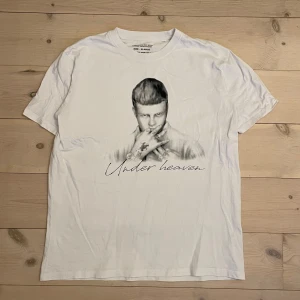 Yung Lean under heaven t-shirt - Yung Lean merch från när han släppte singeln ”underheaven” på profilen Jonathan Leandoer. Kommer troligtvis aldrig säljas igen då Yung Lean, drain gang och Bladee lämnat year001. 