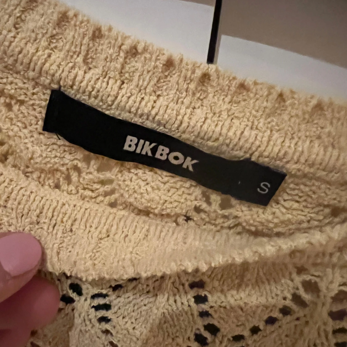 Gul stickad tröja från Bik Bok - 90