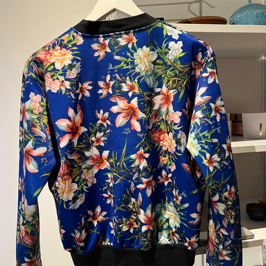 Blommig tunn bomberjackastil kornblå - 90