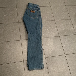 Blå jeans från Wrangler - Snygga blå jeans från Wrangler i modellen Texas. De har en klassisk straight passform med dragkedja och knapp. Säljer pga använder inte längre 