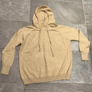 Cashmere hoodie  - Hej säljer min cashmere hoodie i storleken s från verani clothing i storleken s modellen är 170 och väger ungefär 56 kg skriv vid frågor och funderingar pris ej hugget i sten skick 10/10 som ny aldrig andvänd