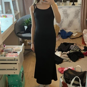 Svart långklänning  - Elegant svart långklänning med smala axelband och figurnära passform. Perfekt för en stilren look. Passar perfekt nu till våren och sommaren! Den kommer från SHEIN och kostade 120 kr. Så fin och skön! Älskar den men jag säljer den då den har blivit lite kort. 