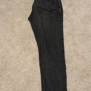 Svarta jeansbyxor - Schyssta jeans från Jack&Jones. Modell är loose/chris. Endast använda 5 gånger. Storlek är 28/32. Hör gärna av er vid frågor 