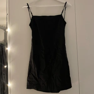 Svart klänning från Zara - Kort svart klänning från Zara! Säljer pga kommer aldrig till användning!✨