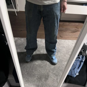 Blåa jeans  - Blåa jeans i okej skick från märket VAILENT i storlek xs men sitter  större än så. Bara att skriva vid frågor (175cm)