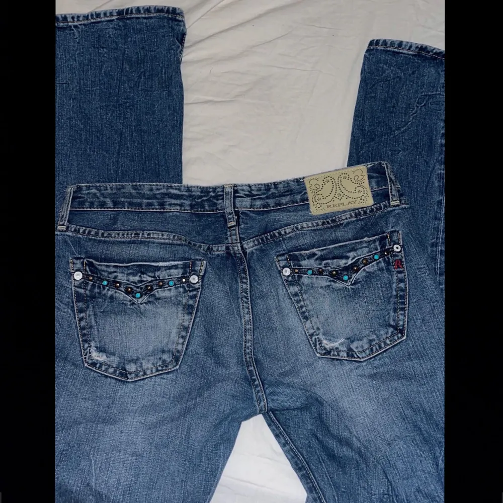 Lågmidjade bootcutjeans från replay, Innerbenslängd är 79cm o midjan är 38🫶jättebra skick . Farkut & Housut.