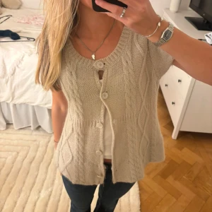 Kofta - Står storlek L på lappen men skulle säga att den är en xs-s nu få jag sytt upp den💞