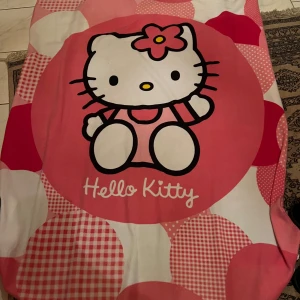 Hello Kitty Filt  - Hello Kitty filt från Hello Kitty, Mycket bra skick, rekommenderas till dig som fryser mycket och gillar Hello Kitty!