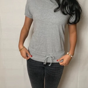 Unik topp - Säljer den då den va förstor för mig tyvärr. Köpt från ett UF 