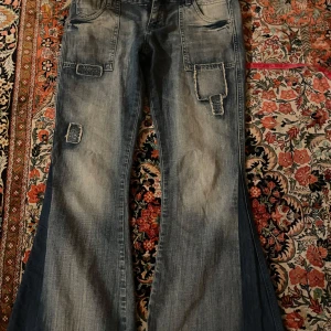 Ascoola jeans - Inte använts mycket, tyvärr är en av lapparna lösa på en sida men som på bilden så håller den andra lappen ner den, enkelt fixat med att sy fast den. Dom är low waist flared och är från Gaudí jeans. Dom är lite för korta  i längden för mig (165cm) och midje måttet är 39cm🫶🏻🫶🏻