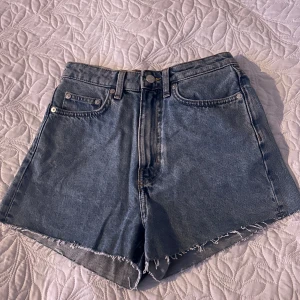 Blå jeansshorts - Säljer ett par snygga blå jeansshorts från Weekday. Aldrig kommit till användning och har nu blivit för små. Hör av er vid funderingar☺️