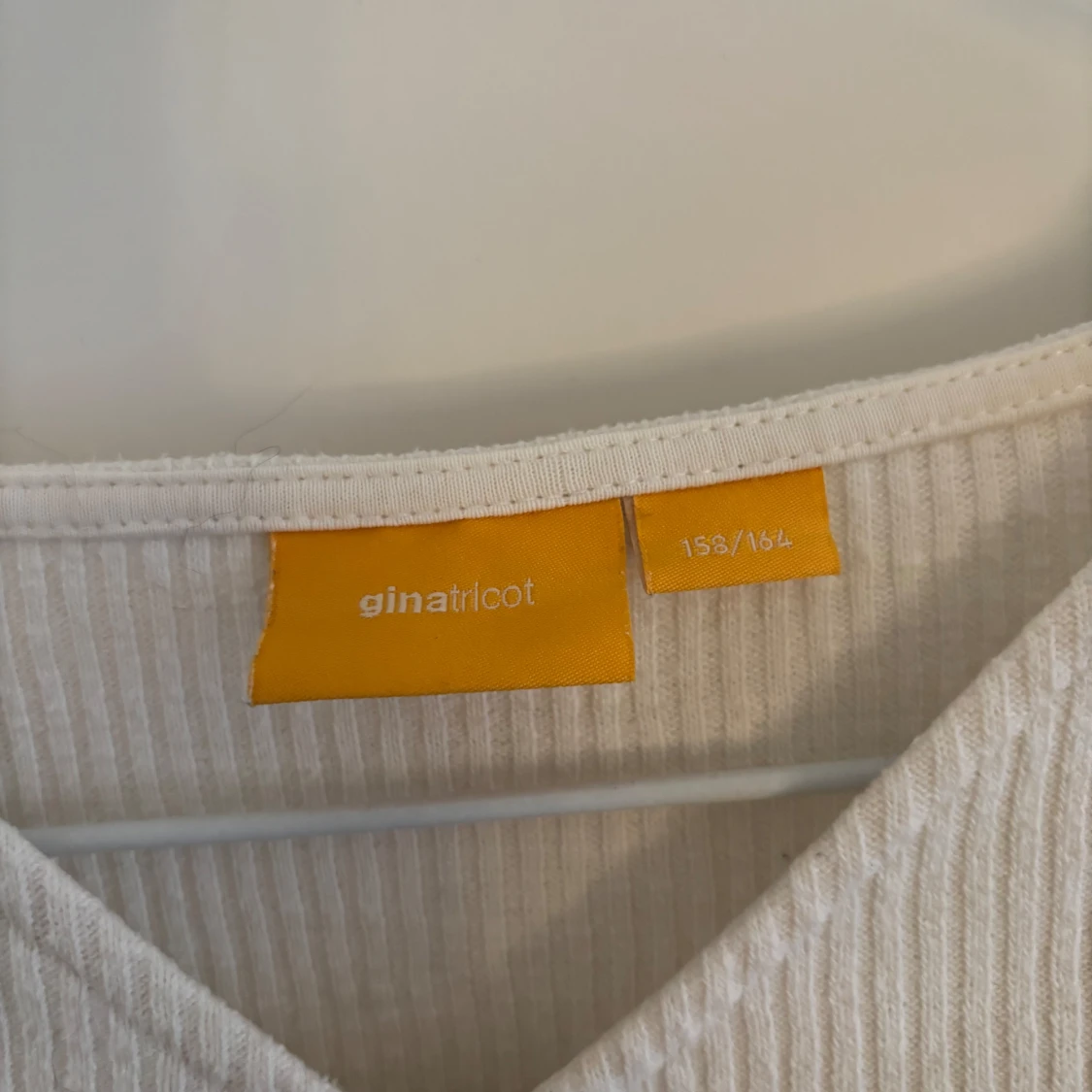 Vit ribbad topp från Gina Young - 2