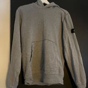Grå hoodie från Stone Island Junior - Snygg grå hoodie från Stone Island Junior med klassisk design. 