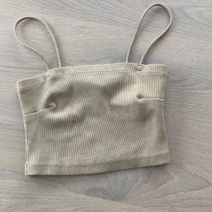 Beige ribbad tubtopp - Söt beige topp, knappt använd💗